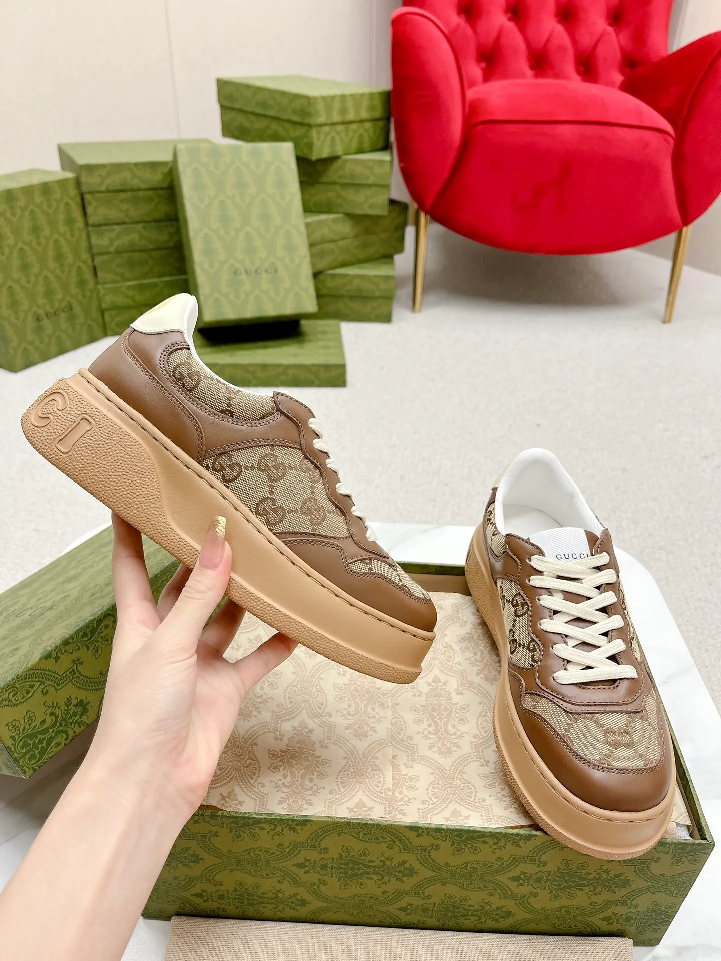 👟👟Ex-factory price 480👟👟 Gucci - the new Chunky B series lightweight soft thick sole sports series! G's couple's white shoes, Gucci counter style, Gucci catwalk style! The style design is light, luxurious and retro...thick sole increases height...similar to an upgraded version of classic white shoes! Original customized cowhide fabric (classic old floral fabric, perforation, embossing process), cowhide lining, original foam lightweight outsole, GG Logo on the heel, 4cm thick sole, classic Gucci webbing... Women's 35-40/Men's 39-44 (full size) Women's 41, Men's 45 are custom-made and non-returnable